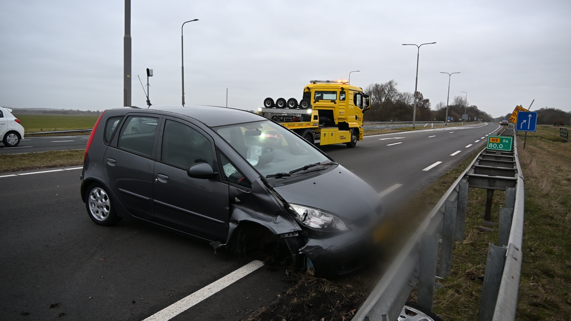 Foto: Autot tegen vangrail.jpg